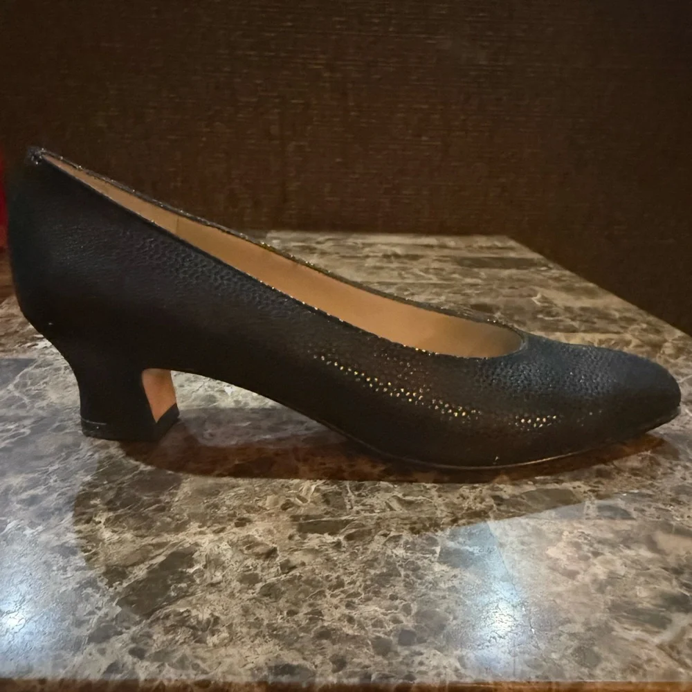 NWT Vintage Salvatore Ferragamo. Rio Nero Pebble Suede Pump. Size 6.5 AA.